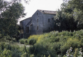 Façades sur l'étang. © Région Bourgogne-Franche-Comté, Inventaire du patrimoine