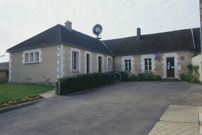 L'éolienne vue depuis la cour de la mairie. © Région Bourgogne-Franche-Comté, Inventaire du patrimoine