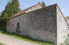 Les bâtiments de l'ancienne Maison-Dieu, depuis l'ancienne "rue haute". © Région Bourgogne-Franche-Comté, Inventaire du patrimoine