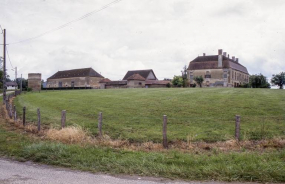 Vue d'ensemble du logis et des dépendances. © Région Bourgogne-Franche-Comté, Inventaire du patrimoine