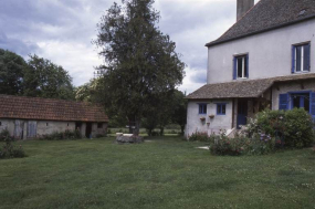 Logis principal, puits et porcherie. © Région Bourgogne-Franche-Comté, Inventaire du patrimoine