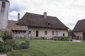 Logis secondaire et fournil à gauche. © Région Bourgogne-Franche-Comté, Inventaire du patrimoine