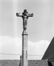 Détail : Christ en croix sur l'avers. © Région Bourgogne-Franche-Comté, Inventaire du patrimoine