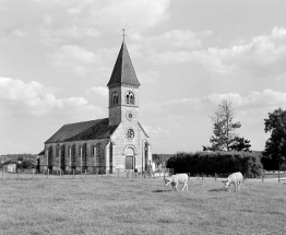 Vue d'ensemble : façade et élévation gauche. © Région Bourgogne-Franche-Comté, Inventaire du patrimoine