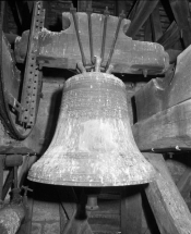 2e cloche, face antérieure. © Région Bourgogne-Franche-Comté, Inventaire du patrimoine