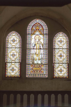 Nef, mur de la façade : Saint Loup évêque entre deux vitraux décoratifs. © Région Bourgogne-Franche-Comté, Inventaire du patrimoine