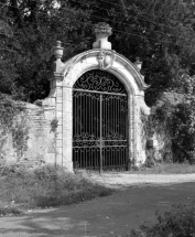 Portail donnant sur le "Sentier des Moines". © Région Bourgogne-Franche-Comté, Inventaire du patrimoine