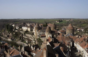 Vue d'ensemble de l'hôpital prise depuis les toits de la collégiale Notre-Dame. © Région Bourgogne-Franche-Comté, Inventaire du patrimoine