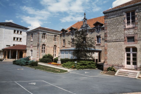 Façade antérieure, partie centrale et aile gauche © Région Bourgogne-Franche-Comté, Inventaire du patrimoine