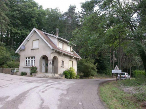 Route d'accès et logement de fonction. © Région Bourgogne-Franche-Comté, Inventaire du patrimoine