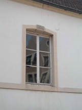 Bâtiment Caristie (vers 1752), vue de détail de la façade antérieure, fenêtre portant l'inscription JHS, HOPITAL. © Région Bourgogne-Franche-Comté, Inventaire du patrimoine