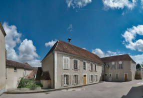 Bâtiments en équerre bordant les côtés nord et est de la cour. © Région Bourgogne-Franche-Comté, Inventaire du patrimoine