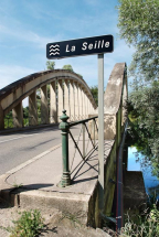 Pont de la Culée, il permet de traverser la Seille en direction de Branges. Entrée du pont avec panneau indiquant qu'il franchit la Seille. © Région Bourgogne-Franche-Comté, Inventaire du patrimoine