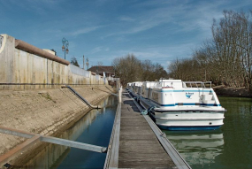 Le port de plaisance de Branges avec appontement moderne. © Région Bourgogne-Franche-Comté, Inventaire du patrimoine