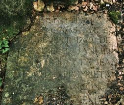 Ruines de l'église Saint-Maurice. Quelques pierres tombales restent sur place, dont celle-ci datée de 1769. © Région Bourgogne-Franche-Comté, Inventaire du patrimoine