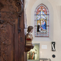 Vitrail : Donation du rosaire à saint Dominique. © Région Bourgogne-Franche-Comté, Inventaire du patrimoine