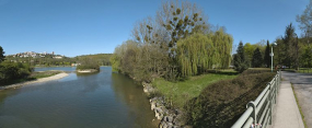 Une partie du lac Kir vue du pont sur une rigole issue d'un déversoir du canal. Ce pont n'est autre que l'ancien pont du chemin de fer de la ligne Dijon-Epinac, désaffectée dans les années 60. © Région Bourgogne-Franche-Comté, Inventaire du patrimoine