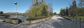 Une partie du lac Kir, vue d'un ancien pont sur rigole venue d'un déversoir du canal. Ce pont n'est autre qu'un reste de la voie de chemin de fer désaffectée Dijon-Epinac, longeant le canal. Ville de Talant sur la colline à l'arrière-plan. © Région Bourgogne-Franche-Comté, Inventaire du patrimoine