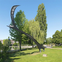 Vue de profil du monument. En fond : le port. © Région Bourgogne-Franche-Comté, Inventaire du patrimoine