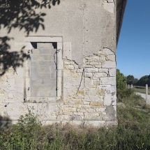 Détail du parement en moellon du mur et des chaînages de pierre de la fenêtre et des angles. Remarquez également le soubassement en pierre. © Région Bourgogne-Franche-Comté, Inventaire du patrimoine