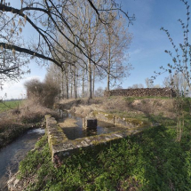 Bassin maçonné recevant les eaux du contre-fossé et celles de l'aqueduc passant sous l'écluse. © Région Bourgogne-Franche-Comté, Inventaire du patrimoine