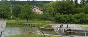 Vue de la maison depuis le site d'écluse 48 du versant Saône. © Région Bourgogne-Franche-Comté, Inventaire du patrimoine