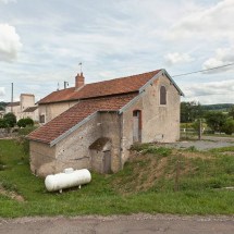 Vue de trois-quarts de la façade arrière de la maison. © Région Bourgogne-Franche-Comté, Inventaire du patrimoine