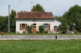 Vue de face de la maison éclusière. © Région Bourgogne-Franche-Comté, Inventaire du patrimoine