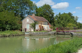 Vue du site d'écluse depuis l'amont. © Région Bourgogne-Franche-Comté, Inventaire du patrimoine