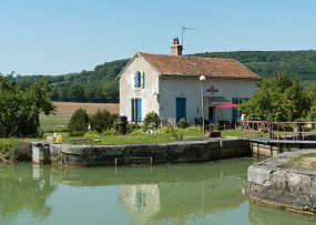 Vue du site d'écluse depuis l'amont. © Région Bourgogne-Franche-Comté, Inventaire du patrimoine