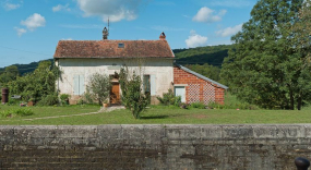 Vue de face de la maison éclusière. © Région Bourgogne-Franche-Comté, Inventaire du patrimoine