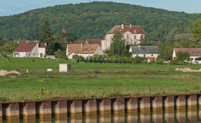 Le château vu du canal. © Région Bourgogne-Franche-Comté, Inventaire du patrimoine