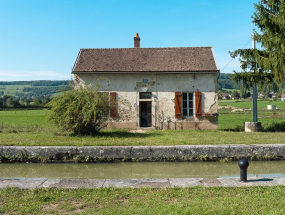 Vue de face de la maison éclusière. © Région Bourgogne-Franche-Comté, Inventaire du patrimoine