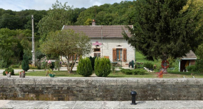 Vue de face de la maison éclusière. © Région Bourgogne-Franche-Comté, Inventaire du patrimoine