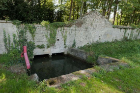 Vue du bassin et des vannes collectant les eaux du lavoir. © Région Bourgogne-Franche-Comté, Inventaire du patrimoine