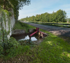 Lavoir rive gauche, entre l'étang du château et le canal. © Région Bourgogne-Franche-Comté, Inventaire du patrimoine