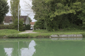 A droite du chemin se trouve l'emplacement de l'ancienne rigole. © Région Bourgogne-Franche-Comté, Inventaire du patrimoine