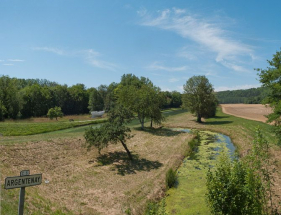 Vue de la rigole se déversant dans le canal. © Région Bourgogne-Franche-Comté, Inventaire du patrimoine