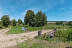 Pont sur la rigole en amont de son arrivée vers le canal. © Région Bourgogne-Franche-Comté, Inventaire du patrimoine