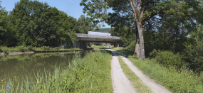 Le viaduc autoroutier dans son environnement. Derrière lui, un pont routier isolé. © Région Bourgogne-Franche-Comté, Inventaire du patrimoine