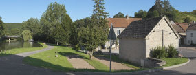 Le lavoir de Crugey ; le port de Crugey. Viaduc en arrière-plan. © Région Bourgogne-Franche-Comté, Inventaire du patrimoine