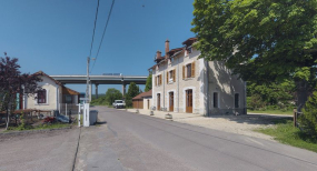 La gare de Pont-d'Ouche, prise de l'axe de l'ancienne voie. Lampisterie à gauche. © Région Bourgogne-Franche-Comté, Inventaire du patrimoine