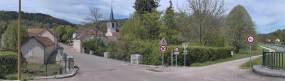 Pont en pierre sur l'Ouche. L'église de Veuvey en arrière-plan © Région Bourgogne-Franche-Comté, Inventaire du patrimoine