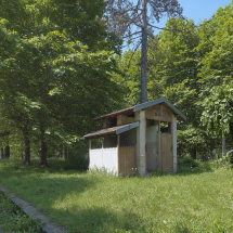 Les sanitaires vus de 3/4. © Région Bourgogne-Franche-Comté, Inventaire du patrimoine