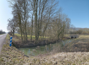 Sur un bras de la Brionne : vannes prises du pont routier. © Région Bourgogne-Franche-Comté, Inventaire du patrimoine