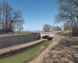 Le pont en pierre de l'amont, avec un des deux escaliers d'accès à la banquette de halage de la tranchée. Derrière le pont plus récent. © Région Bourgogne-Franche-Comté, Inventaire du patrimoine