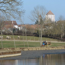 Le village de Saint-Thibault derrière le port. © Région Bourgogne-Franche-Comté, Inventaire du patrimoine