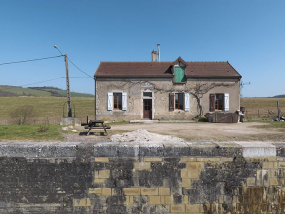 La maison éclusière de face. Puits. © Région Bourgogne-Franche-Comté, Inventaire du patrimoine