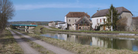 Arrivée en amont du pont à Clamerey : fermes sur la rive droite. © Région Bourgogne-Franche-Comté, Inventaire du patrimoine