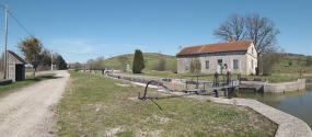 Le site d'écluse vu d'amont : la maison éclusière avec son annexe. © Région Bourgogne-Franche-Comté, Inventaire du patrimoine